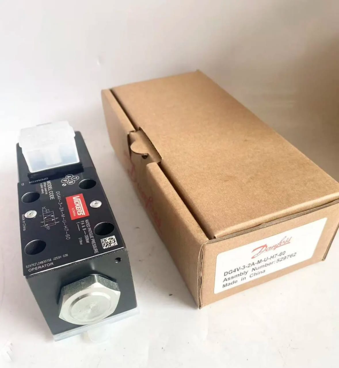 Eaton Vicker Valve SLND DG4V-3S-24-M-U-H5-60